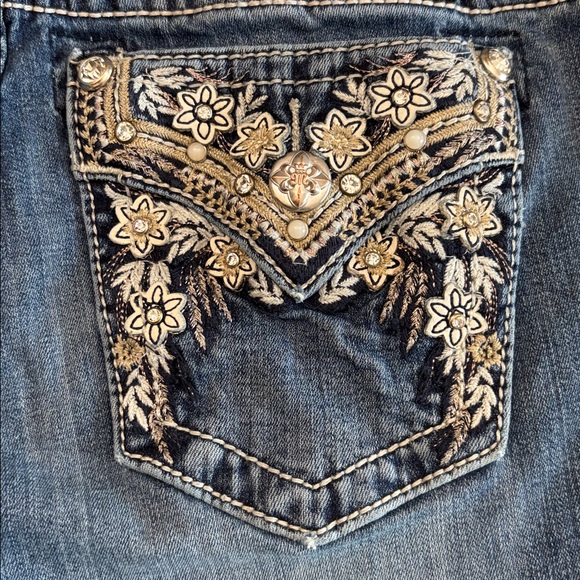 Miss Me Mid Rise Capri Faux Back Flap Crystals Style M3336P Jeans Size 29 - Picture 8 of 10
